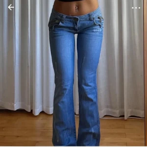 Blå bootcut jeans - Säljer ett par snygga blå bootcut jeans i bra skick. De är lågmidjade och har en klassisk femficksdesign. Perfekta för både vardag och fest! 💙midjemått:40 innerbensmått:82