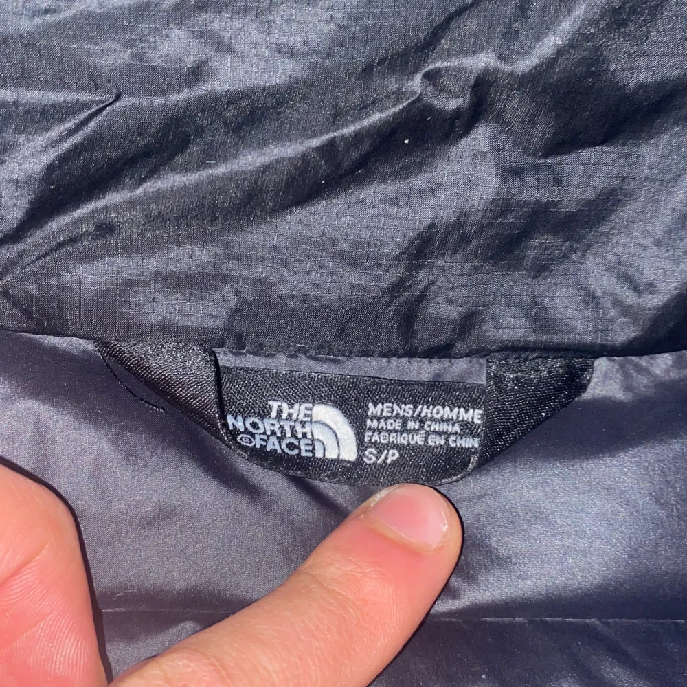 Säljer en svart dunväst från The North Face i mycket bra skick. Västen har en dragkedja framtill och är quiltad för extra värme. Perfekt för höst och vår när du vill hålla dig varm utan att bära en jacka. Den har en normal passform och är superbekväm att ha på sig. 🖤. Takit.
