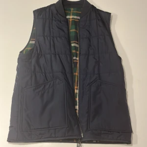 Lexington väst  - Tjena ! Säljer denna feta lexington västen då den inte kommer till användning storlek s men passar M man kan även Veckla ut den till en annan färg som man kan se på sista bilden. Hör av vid frågor. Skick 10/10 använd bara några gånger. Original pris 2000 mitt pris 400 ! 