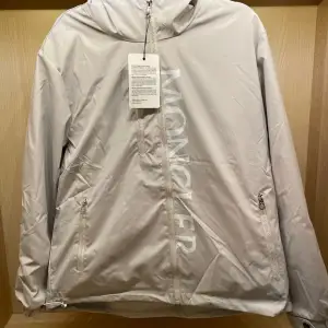 Moncler Windbreakee i nyskick. Riktigt fet beige färg och reflex text på framsidan. Pris kan diskuteras vid snabb affäe.