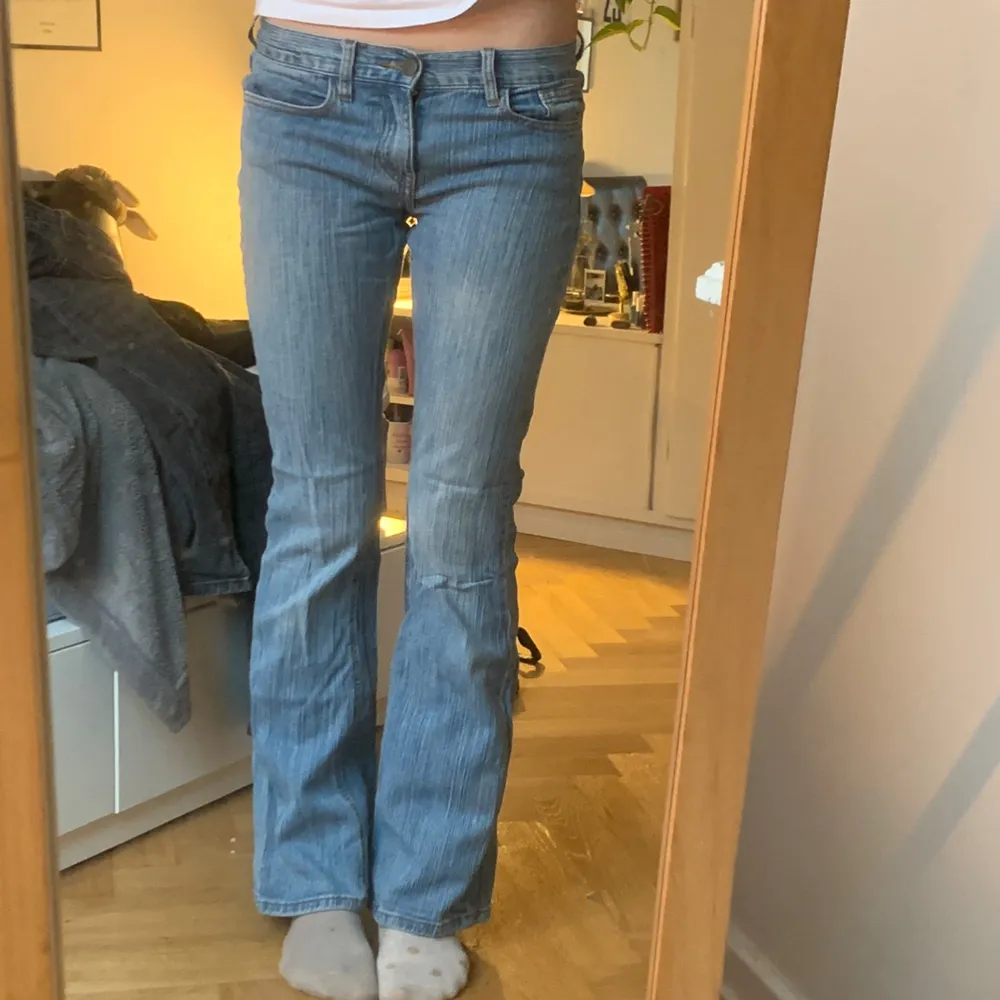 Lågmidjade brandy Melville jeans🙌🏻🙌🏻midja 37,5cm och innerbenslängd 80cm. Skriv vid frågor :)) säljer fler brandy Melville jeans också . Jeans & Byxor.