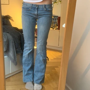 Brandy Melville jeans  - Lågmidjade brandy Melville jeans🙌🏻🙌🏻midja 37,5cm och innerbenslängd 80cm. Skriv vid frågor :)) säljer fler brandy Melville jeans också 