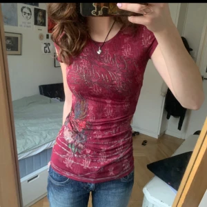 Christian Audigier t-shirt/klänning - Lång såååå cool t-shirt från Christian Audigier🎉🎉🕺🎉 Köpt second hand men i mkt bra skick