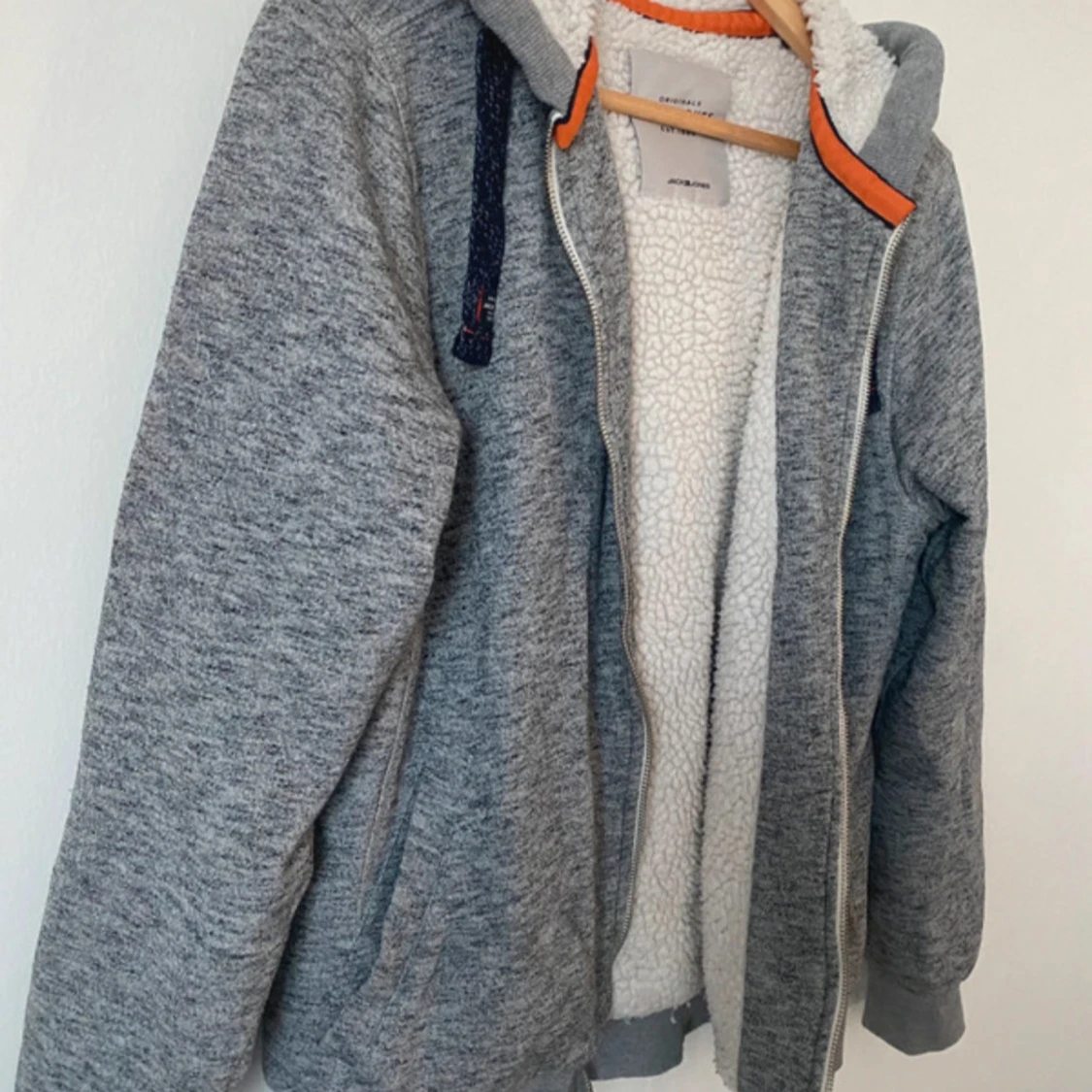 Grå fleecefodrad hoodie - 90