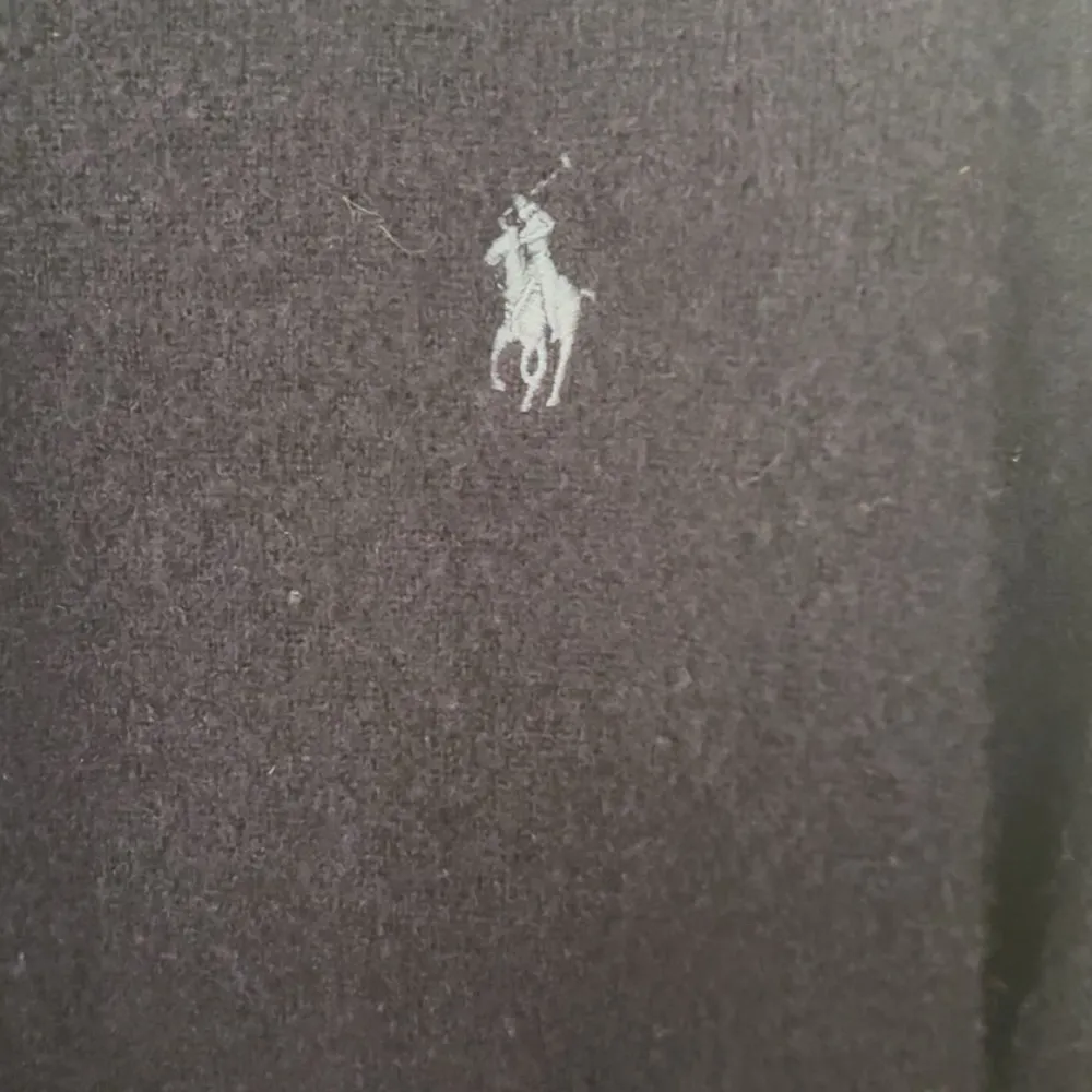 Säljer en stilren svart hoodie från Ralph Lauren. Den är i mycket bra skick och har en klassisk design med dragsko i huvan och det ikoniska logotypbroderiet på bröstet. Storlek s men passar. M väldigt bra också. Stickat.