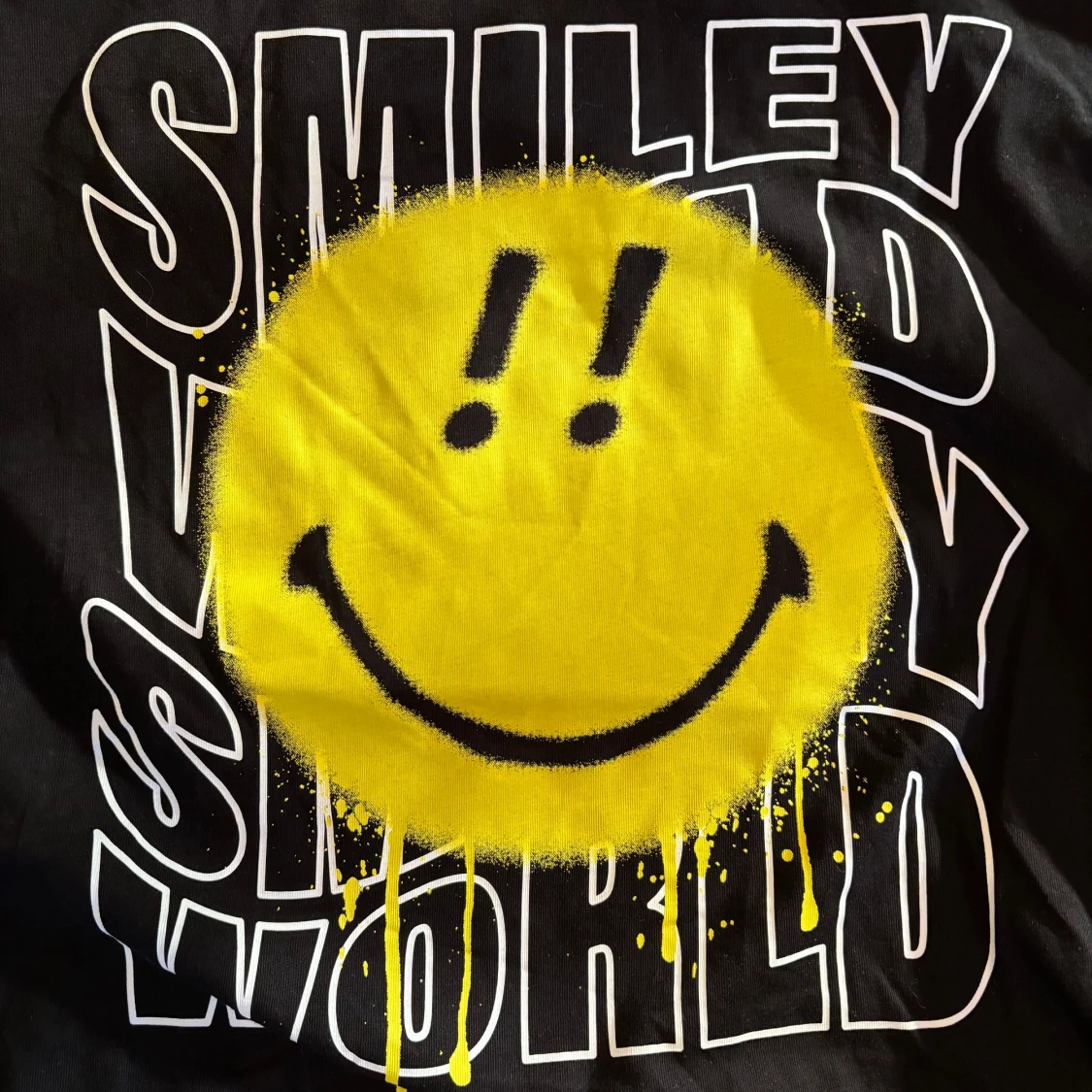 Svart smiley world T-shirt säljes - 90