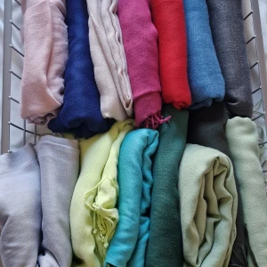 Halsdukar (16st) - Säljer flera färgglada halsdukar i olika material och stilar. Perfekta för att liva upp din outfit under kyliga dagar. Finns i färger som rosa, blå, röd, grön och beige. Några är stickade medan andra är i mjukare material. Passar bra för höst och vinter. pris kan diskuteras, kan säljas enskilda också vid rätt pris