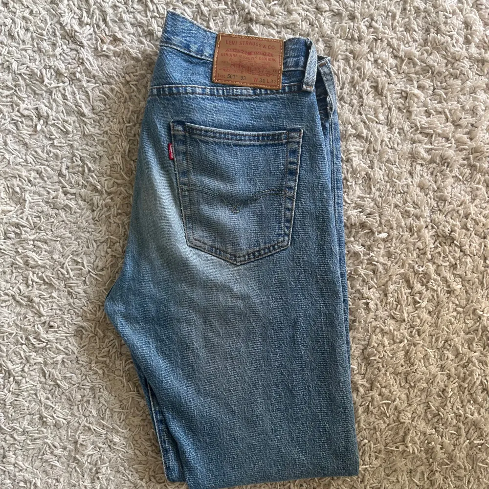 Säljer ett par riktigt snygga och ovanliga levis 501 jeans i en sjukt snygg wash. Som nya 9/10. Han på bilden är 180cm. Nypris 1500kr. Först till kvarn. Skriv vid frågor🤝. Jeans & Byxor.