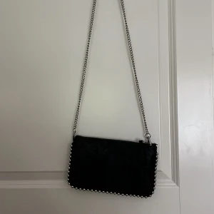 Väska från Zara - liten väska från zara, köpt för ett år sedan men endast använd 1-2 gånger. jättefin!!