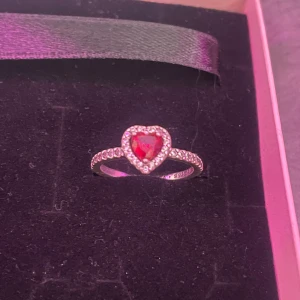 Pandora Ring - Fick av min kille på min födelsedag, säljer då han lämnat mig för en annan tjej. Ringen är använd fåtal gånger, ser ut som ny.