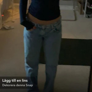 Lågmidjade jeans - Säljer dessa fina lågmidjade jeans från Weekday✨ storlek: W25 L30