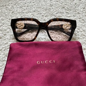 Hucci solglasögon - Endast testade. Fotokromatiskt glas( blir mörkt när glaset träffas av UV-ljus). Havana färg. GG1023S 010 5417