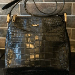 DKNY väska  - DKNY väska 990kr