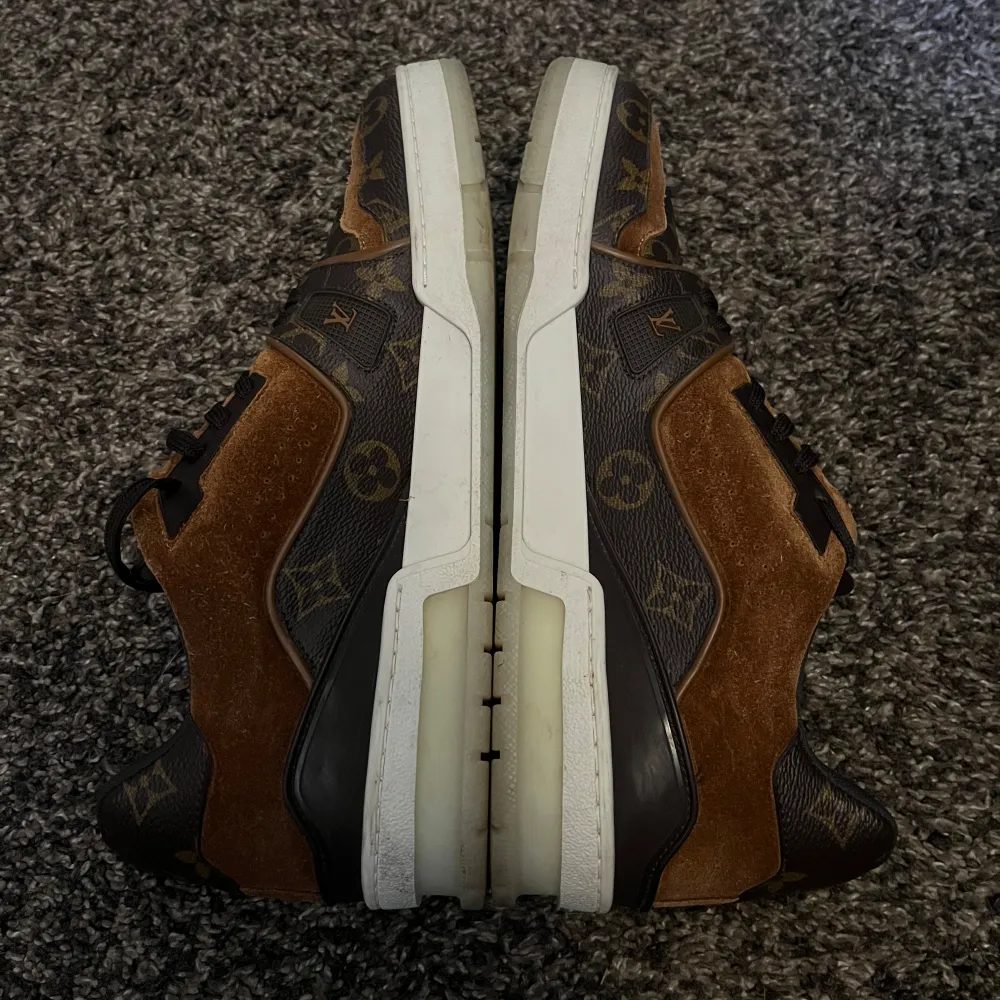 Louis Vuitton Trainer i storlek 8 passar ca 43. Väldigt fint skick.. Skor.