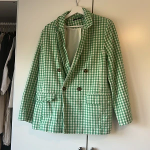 Grön rutig kavaj  - Kavaj från ginatricot i strl clownen. Superfin men inte min stil!! Fickorna går ej att användas på kavajen 