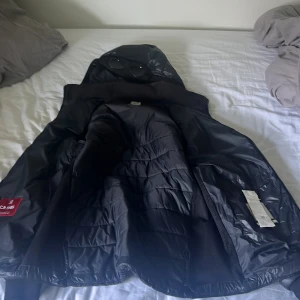 Säljer min cp Company jacka  - Denna jacka är inte i super skick då den har 2 små hål i armen men annars är det inga skador på den skulle nog säga att skicket är 6,5/10 ny pris kostar jackan 8000kr 