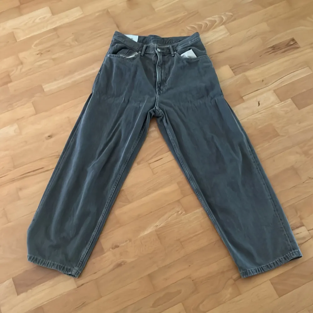 Ett par HM baggy jeans som är knappt använda. Jeans & Byxor.