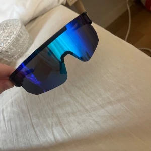 Solglasögon  - Solglasögon med medföljande fodral, använd en gång inga skavanker. Fodralet har lite smuts på men går nog att göra rent. Inga repor på glaset.  Minns ej vilket märke! 