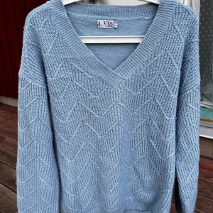 Ljusblå stickad tröja - Ljusblå stickad tröja i stl S. Den är använd men i bra skick. 