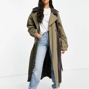 Trenchcoat från asos  - Denna superfina trenchcoat är i delat mönster, som det också syns på bilden, med läderimitation. Passar perfekt till hösten och våren 💓