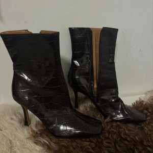 Mörk bruna klackar - Super fina mörk bruna klackar perfekta för hösten. Lite leopard print på. Aldrig använda så nyskick. De är köpta på nakd. 