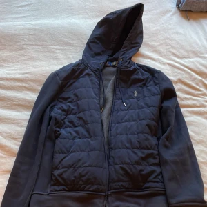 Polo hybrid jacket (vindjacka) - Plagget är storlek S och är i 8/10 skick har använts i en vinter. Säljer pga den e för liten. Köpt för 4500.  Pris går o diskutera beroende intresse på plagget.