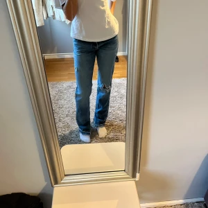 Jeans - Levis jeans i modellen Low pitch straight, storlek 27 i midjan och längd 32/34. Har klippt hålet på knät sjökv och även sprättat upp sömen nertill! 