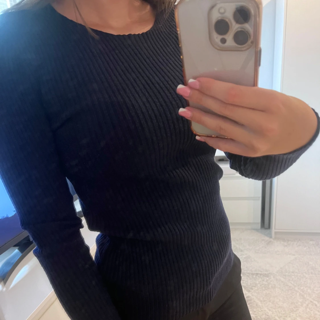 Ribbad mörkblå tröja  - 90