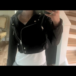 Skinnjacka - Skitsnygg skinnjacka från Pull&Bear! Använd fåtal gånger, som ny