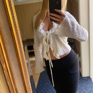 Söt blus - Jätte fin blus från Gina. Använd 2 gånger. Önskar jag använde den mer.  Köptes sommaren 24. Man kan knyta där fram så passar en XS-M