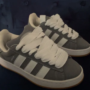 Campus - Mörk gråa campus stolek 38 o en halv passar med folk som har 38 eller 39. Helt nya använda 2 gånger. Dem är från Tyskland.