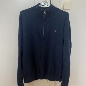 Gant quarterzip - Snygg quarterzip från gant säljes eftersom den ej passar mig längre. Skick 8/10 är i strl L men känns mer som en M