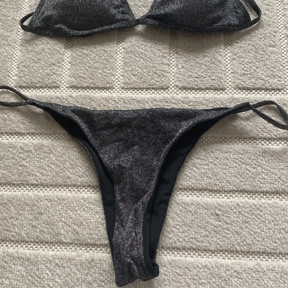 Glittrig bikini från SHEIN, aldrig använd pga för liten i överdelen. Storlek L . Muu.
