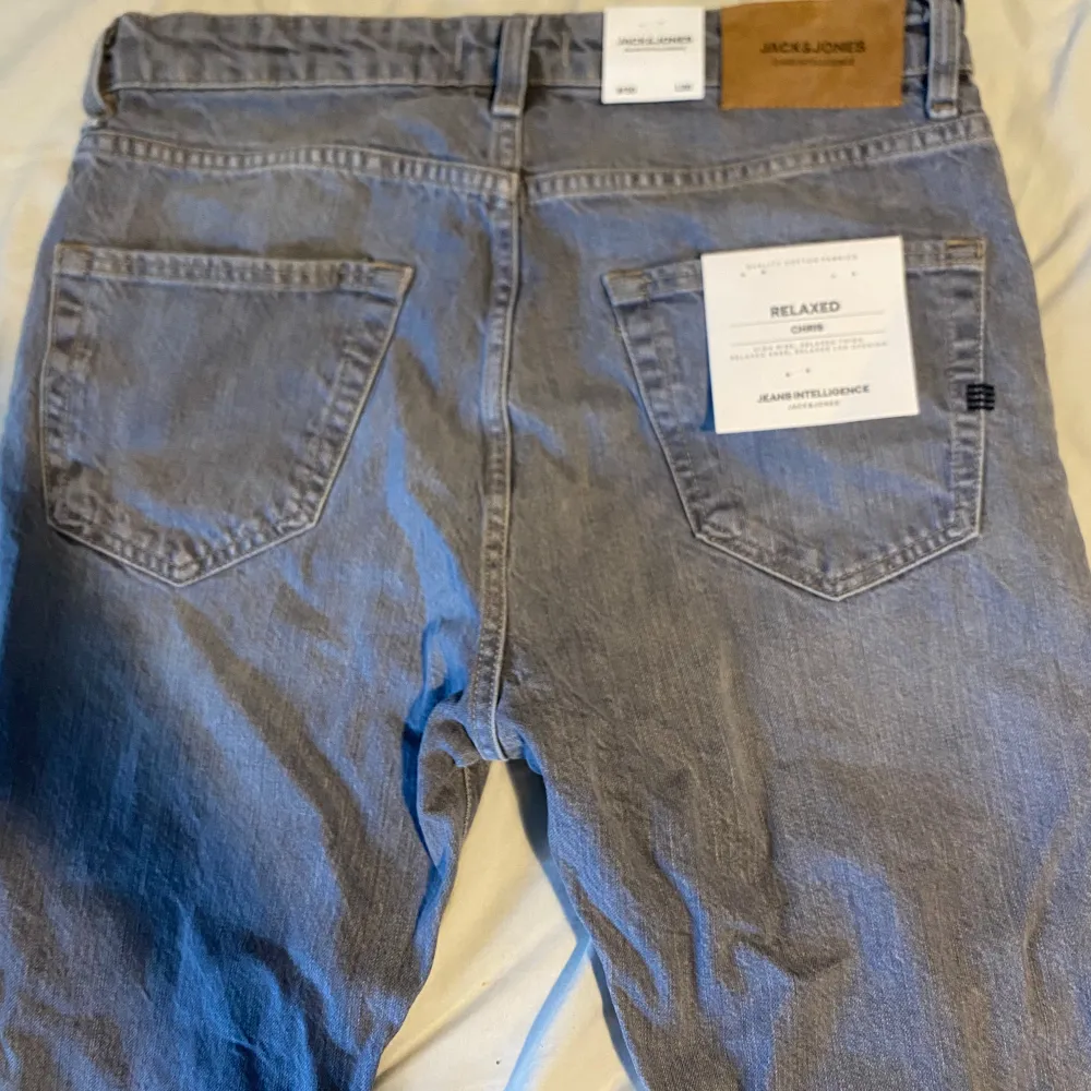 Oanvända Jack & Jones relaxed chris jeans. Nypris 800kr. Storlek 30/30. Jeans & Byxor.