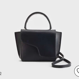 ATP väska - Snyggaste väskan från ATP atelier! Kan gå ner i pris vid snabb affär💗nypris: 3900 säljer för 2500 därav några repor på framsidan💗Dustbag och äkthetsbevis följer med