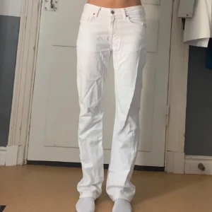 Low straight  - Lågmidjade straight jeans från bikbok. Slutsålda på hemsidan. Säljer då de är för stora på mig. Sista två är lånade bilder från förra ägaren💓