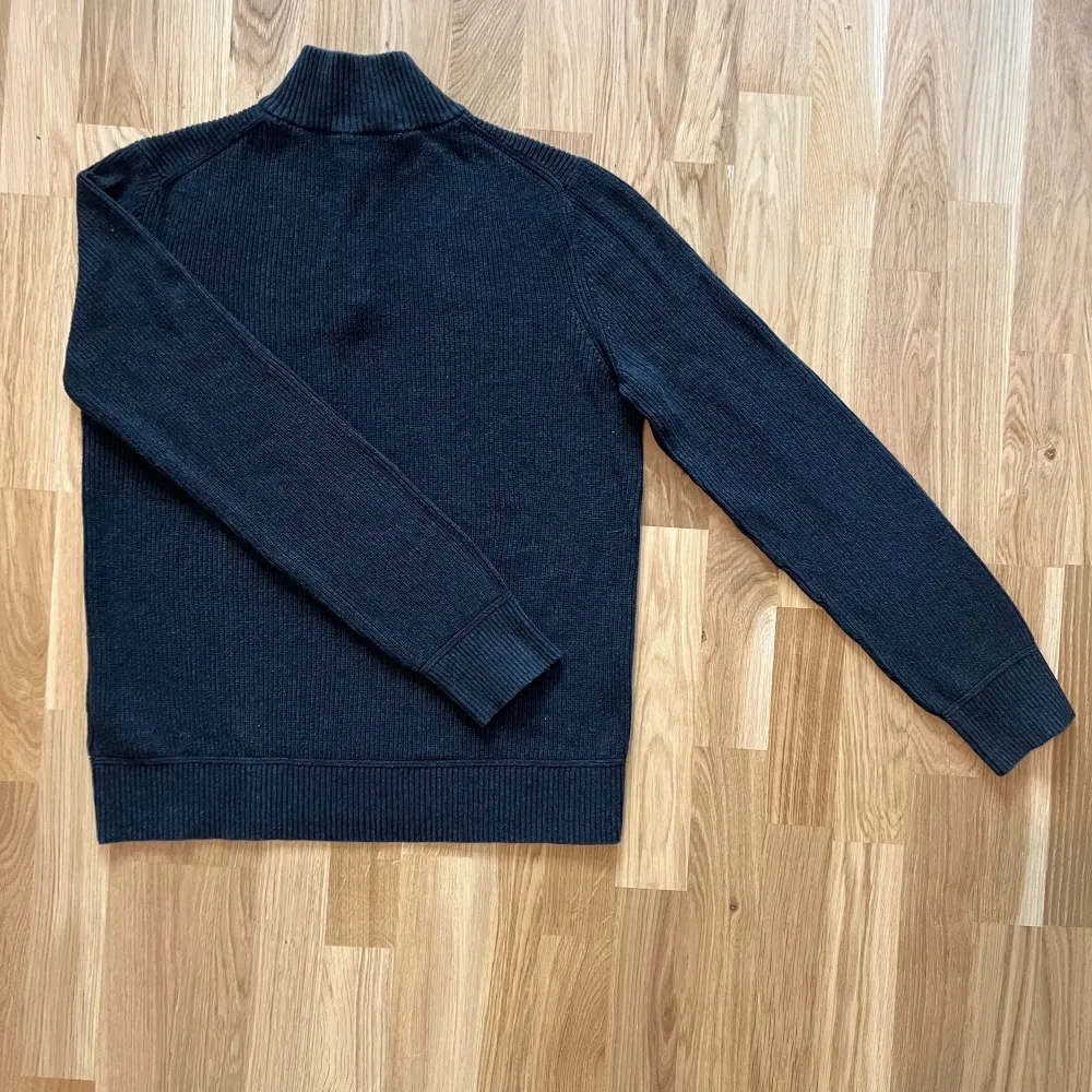 Säljer en snygg mörkblå stickad half zip från Morris. Den har en broderad logga på bröstet. Perfekt för höst och vinter med sin varma och stilrena design. Tröjan är i storlek M och passar perfekt för en elegant men avslappnad look. Pris kan diskuteras vid snabb affär 🤙. Tröjor & Koftor.