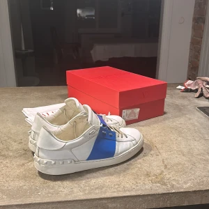 Valentino Garavani sneakers med blå detalj - Säljer ett par snygga Valentino Garavani sneakers. För att jag har tröttnat på dom. Allt og finns, box dustbag och extra snören. Pristet går att diskutera vid snabb affär, självklart äkta😃