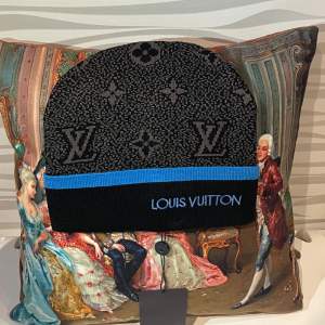 Louis Vuitton mössa, kommer med rätt sydda detaljer. Vid några frågor hör gärna av dig!