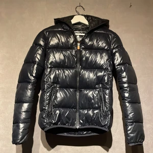 Save the duck jacka - Säljer en riktigt snygg save the duck jacka i storleken 14 år. Modellen på sista bilden är 165cm lång för att förtydliga storleken. Skick 9/10 som ny! Funder du över något är det bara att höra av dig 