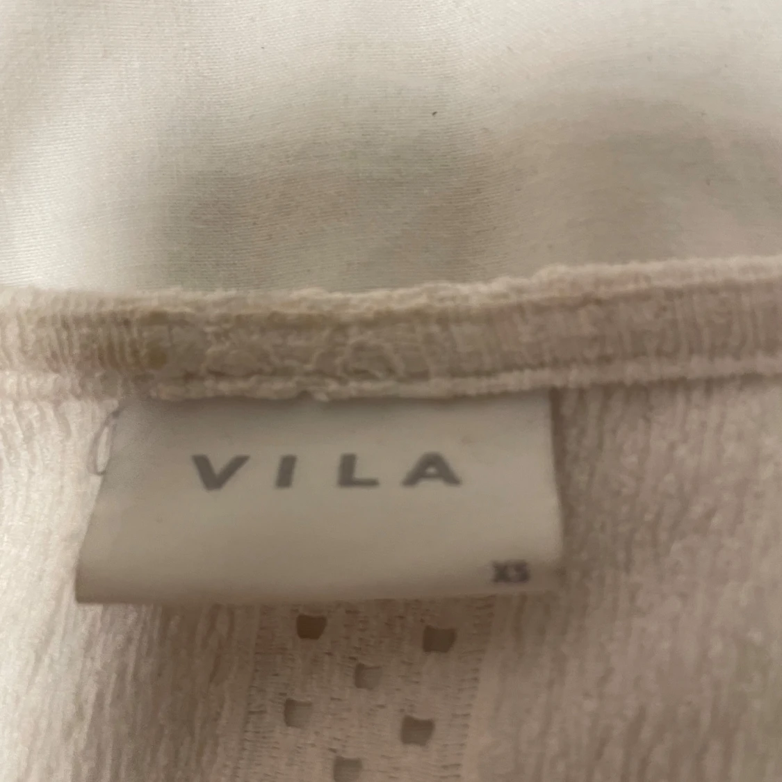  Fin vit topp med puffärmar - 91