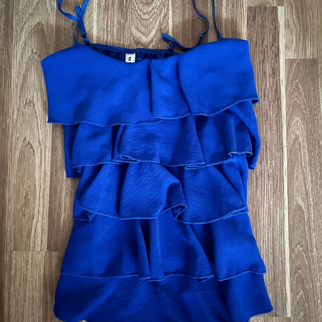 Blå top med volanger 