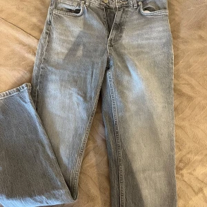Jeans  - Ljus gråa jeans från zara raka med en lite slit längst ner. Pris går att diskutera 