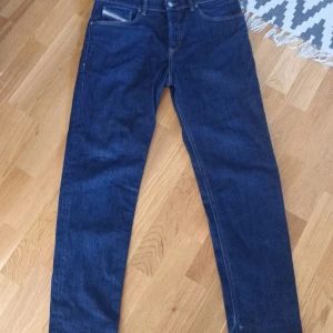 Diesel jeans - Riktigt sköna och snygga dieseljeans i nyskick. Modellen heter D-Fining och är tapered-fit. W31 L32 Nypris var 1399:-