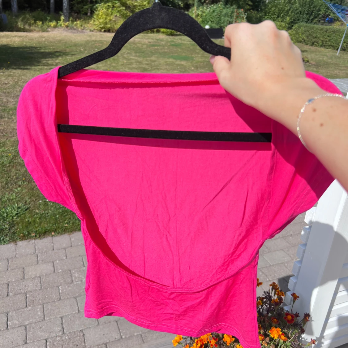 Rosa t-shirt med låg rygg - 90