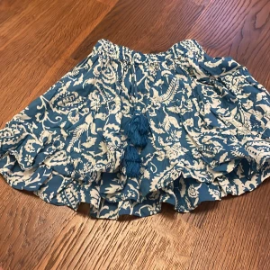 Ginatricot kjol -  jättefin kjol från Gina Tricot, blå kjol med vita coola mönster. Storlek 146-152. Gammal från Gina Tricot så går ej och få tag i nu