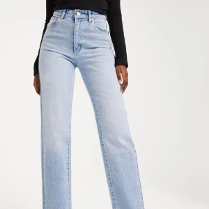 Abrand jeans  - Säljer ett par jeans från märket abrand som tyvärr ej passar mig längre. Strl 25.  Fint skick💕