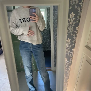 Stickad tröja från Gina Young  - Stickad tröja med tryck från Gina Young i storlek 160! Sitter lite oversized på mig som vanligtvis har storlek xs❤️ Köpt i november 2023 men väldigt sparsamt använd och fof i fint skick!