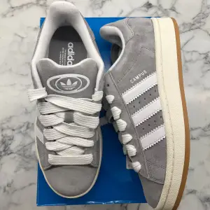 Helt nya och oanvända Adidas Campus 00s ”White Grey” Storlek: 39 1/3. Pris: 1250+frakt. Skicka ett meddelande vid intresse. Köp tryggt och snabbt hos oss. Många nöjda kunder😊