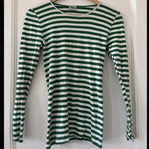 Randig tröja - Superfin ribbad grönrandig tröja. Mycket fint skick!